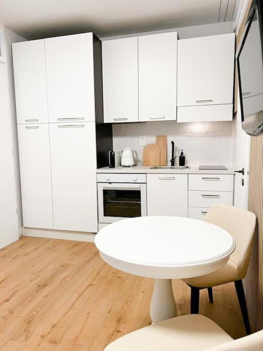 Bright Tiny Studio - Shared Pool & Sauna - Free Parking - Air Condition Muralto Eksteriør bilde
