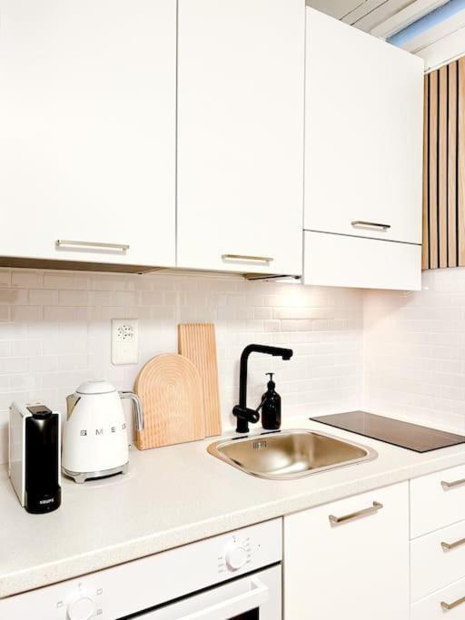 Bright Tiny Studio - Shared Pool & Sauna - Free Parking - Air Condition Muralto Eksteriør bilde
