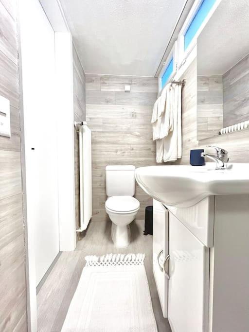 Bright Tiny Studio - Shared Pool & Sauna - Free Parking - Air Condition Muralto Eksteriør bilde