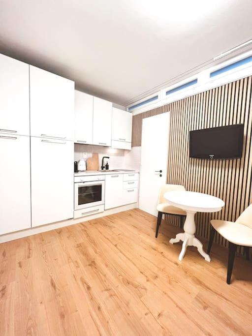 Bright Tiny Studio - Shared Pool & Sauna - Free Parking - Air Condition Muralto Eksteriør bilde